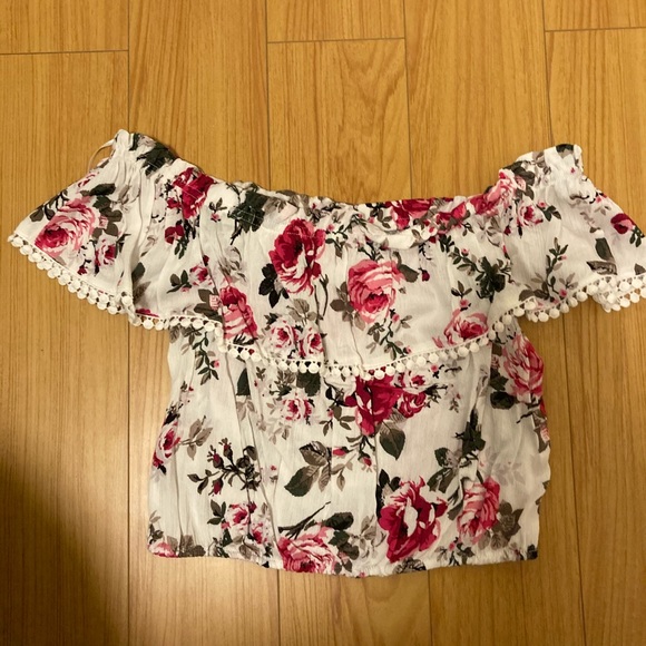 Off the shoulder floral crop top. - Picture 2 of 4